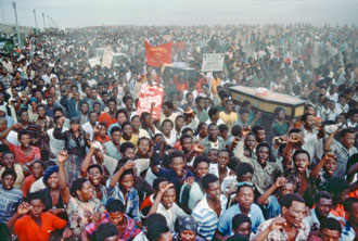 Mourners at a funeral ceremony for those killed by police of the apartheid-regime in Uitenhage (1985)