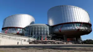 Manche Rechtsexperten fürchten, dass der Europäischen Gerichtshofs für Menschenrechte (EGMR) seine Bedeutung verlieren könnte. (Archivbild) © Frederick Florin/​AFP/​dpa